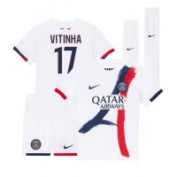 Paris Saint-Germain Vitinha #17 Replika babykläder Bortaställ Barn 2024-25 Kortärmad (+ korta byxor)